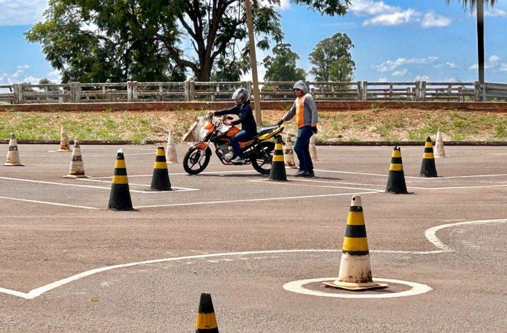 Prorrogação da Senatran para processos de habilitação na fase do exame prático somam 20 mil em Mato Grosso do Sul.