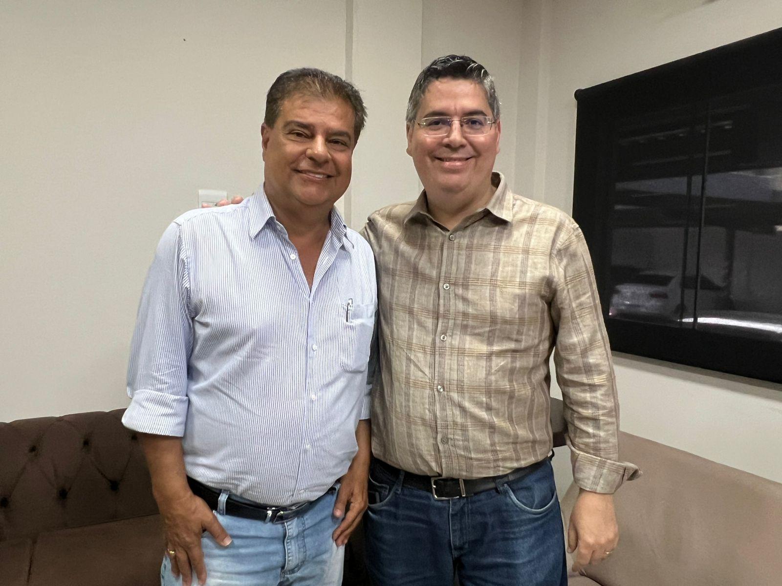 Vereador Dr. Victor Rocha e Senador Nelsinho Trad discutem ações pela saúde de Campo Grande em visita à Câmara Municipal.