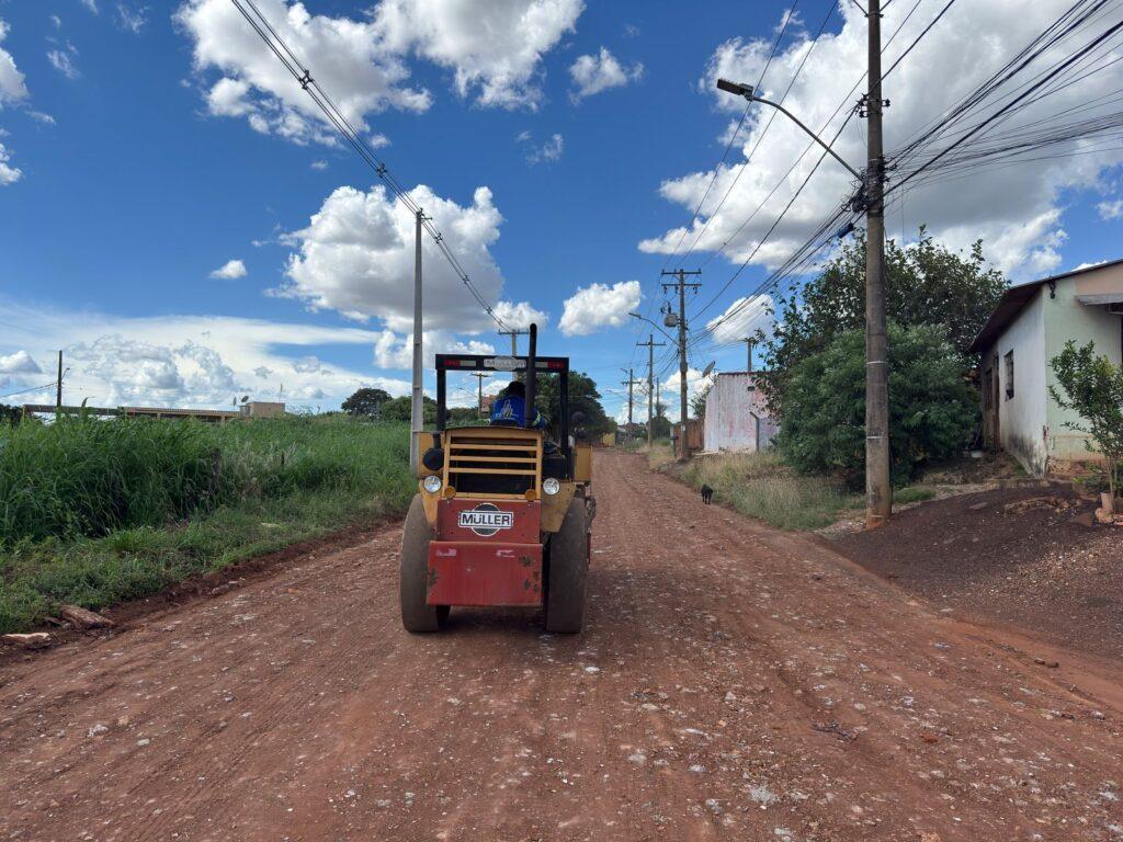 Prefeitura inicia recuperação de vias sem pavimentação danificadas pelas chuvas do Jardim Colúmbia.