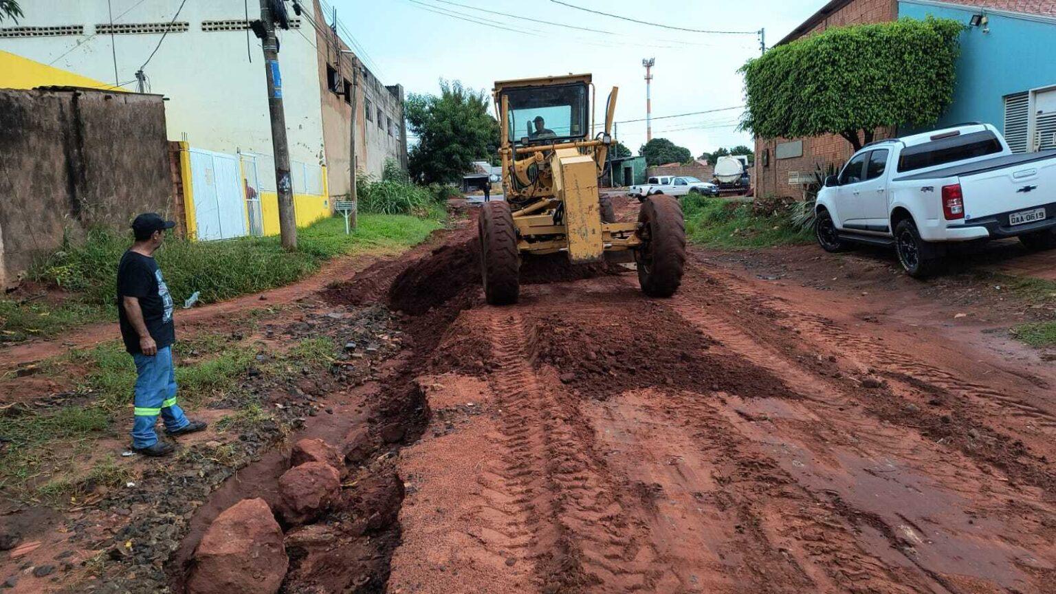 Prefeitura inicia recuperação de vias sem pavimentação danificadas pelas chuvas do Jardim Colúmbia.