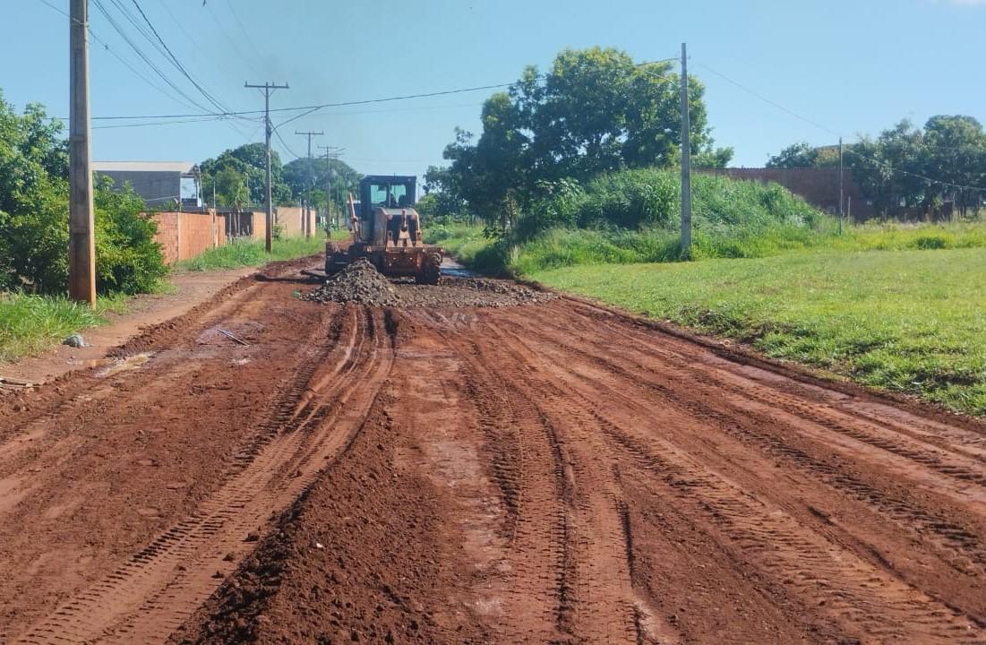 Prefeitura intensifica manutenção das vias não pavimentadas para garantir melhor trafegabilidade e segurança.