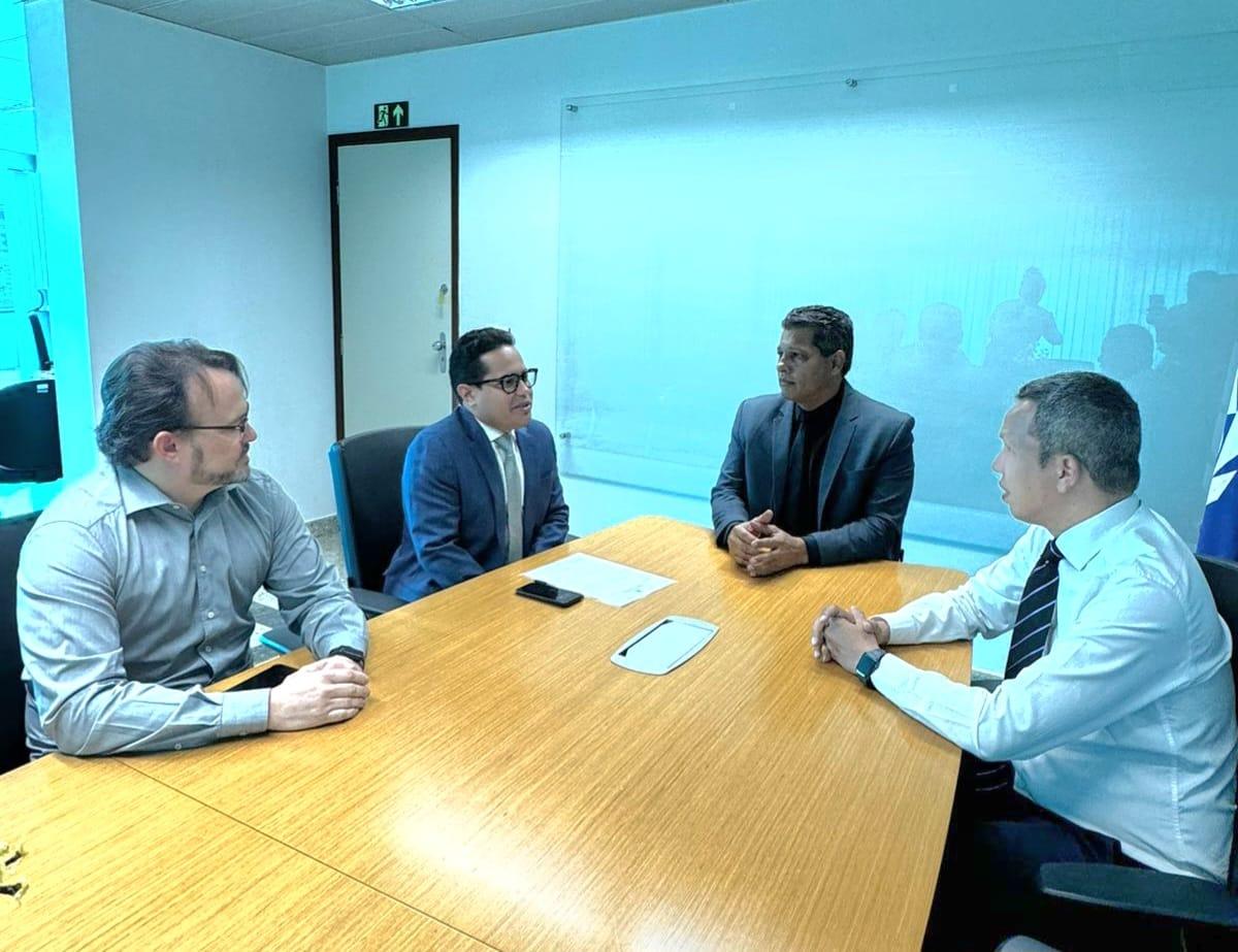 Vereador Dr. Lívio acompanha presidente da Câmara em visita a Receita Federal.