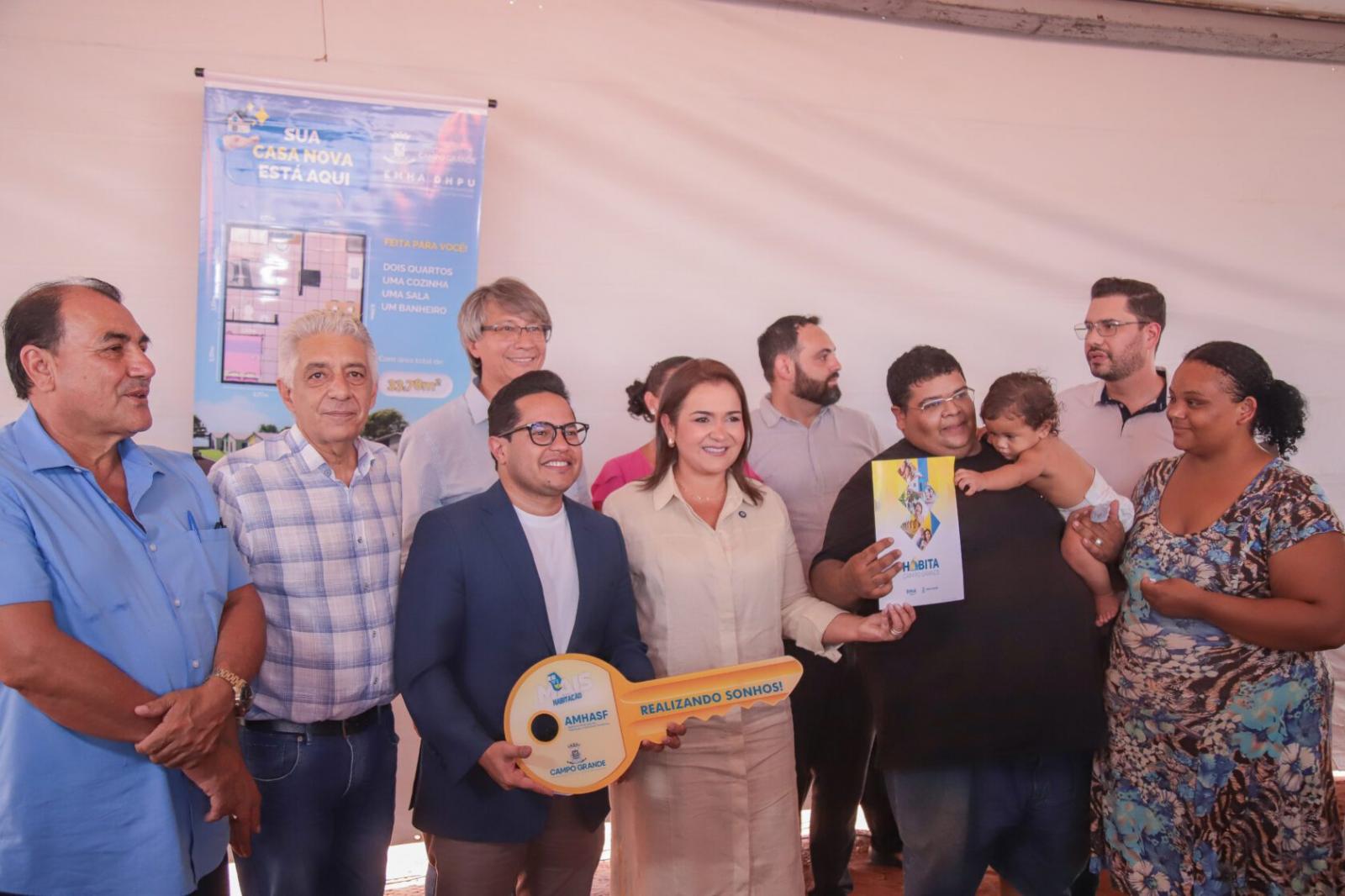 Presidente Papy entrega casas na Comunidade Mandela, ao lado da prefeita Adriane.